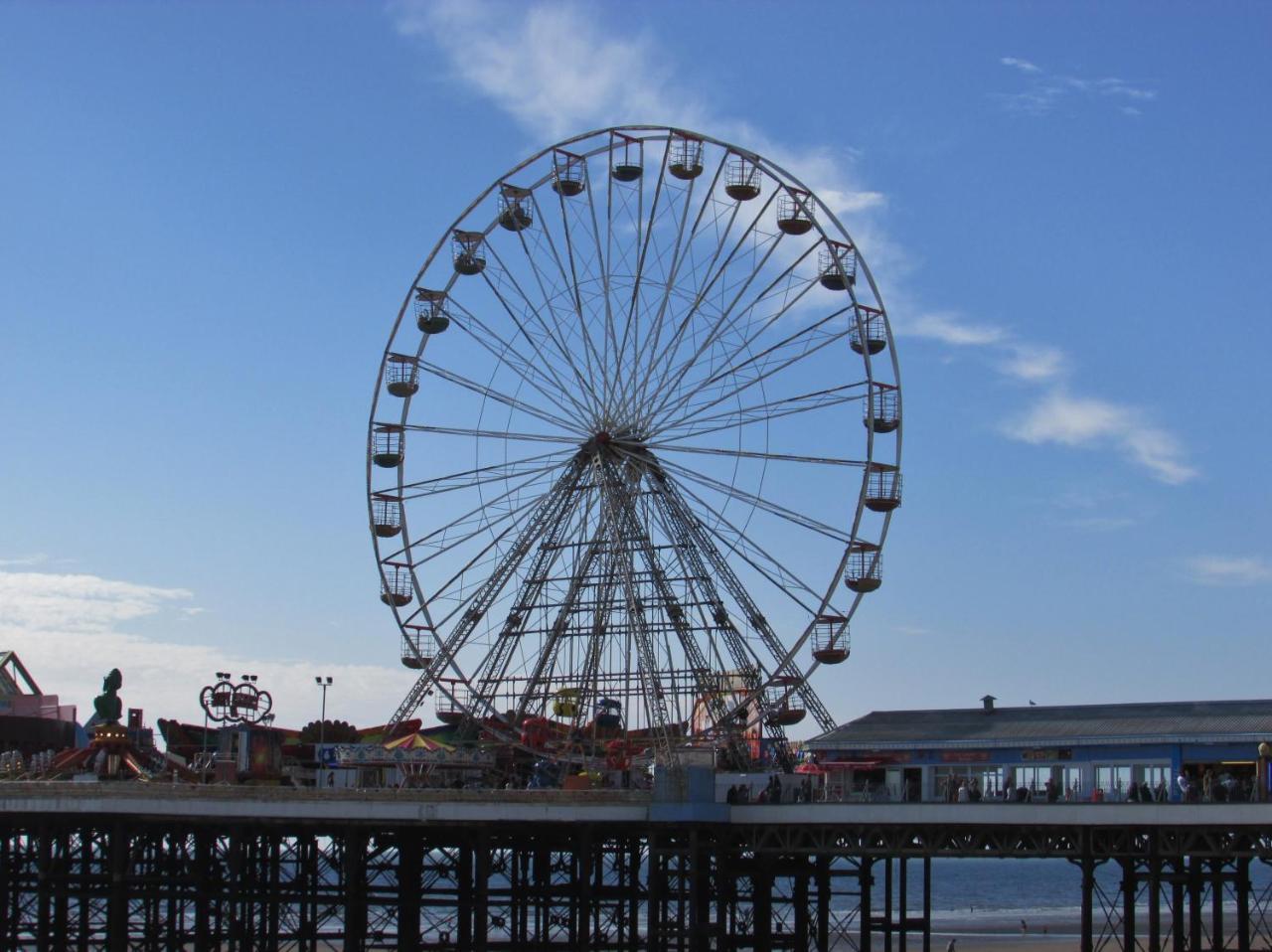 Simpson Beach View Apartments By Blackpool Service Apartments Extérieur photo